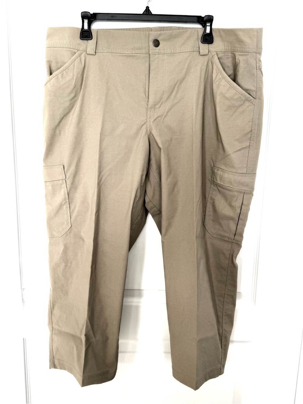 Duluth Trading Co Beige/Tan Capris with Cargo Pockets